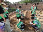 不同年龄段的学生走入田间地头体验农活
